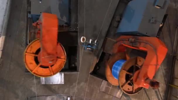 Rotationen av stora mekanismer i fabriken, tillverkning av ledningar — Stockvideo