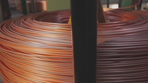Fabricação de cabos de cobre close-up. Cabo de cobre, uma bobina de cabo de cobre. — Vídeo de Stock