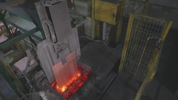 The furnace with molten metal, the melting of copper in the furnace, the process of melting copper in the furnace — Stock Video