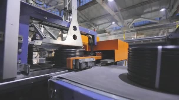 Carretes de embalaje automáticos con cable, transportador automático moderno en una fábrica — Vídeos de Stock