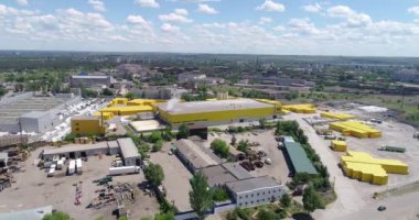 Büyük endüstriyel kompleks üst görünüm, modern fabrika drone görünümü