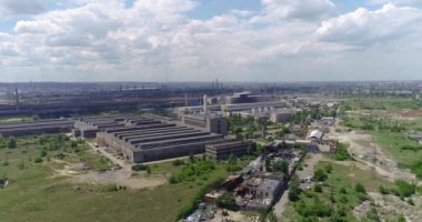 Gökyüzü manzaralı modern endüstriyel bina, yukarıdan gri endüstriyel bina