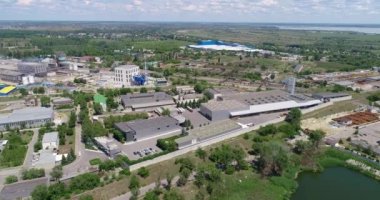 Havadan büyük fabrika, göle yakın havadan fabrika.