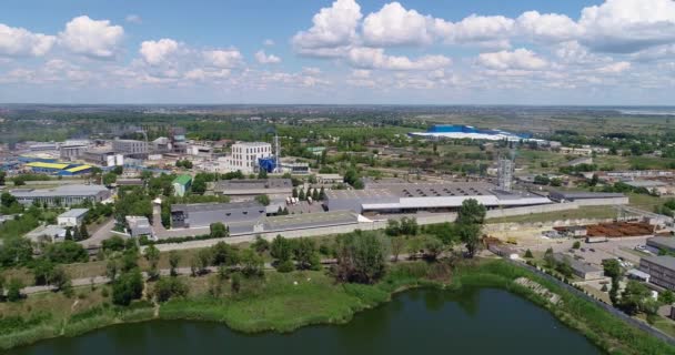 Stor fabrik från luften, fabrik från luften nära sjön — Stockvideo