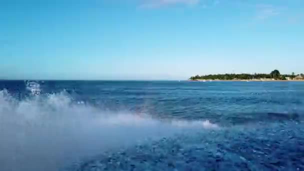 Un barco a motor está navegando a lo largo de hermosos acantilados, un barco a motor está navegando a lo largo de las olas a lo largo de acantilados — Vídeos de Stock