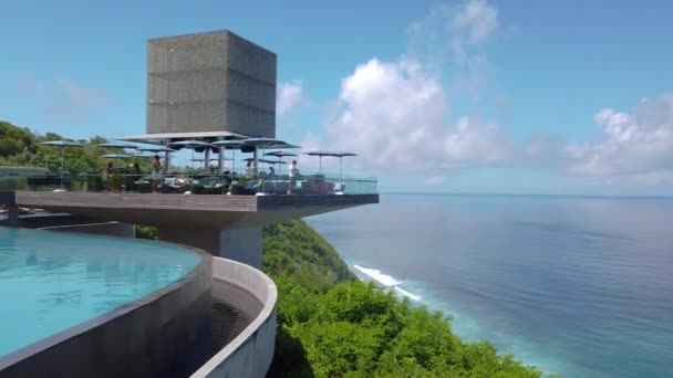 Bali 'de modern bir sahil oteli. Bali 'de şık bir sahil barı. — Stok video