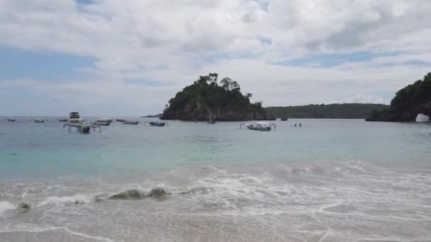 Barche turistiche sorgono su una bellissima spiaggia di Bali. Bella bireg a bali, barche in piedi vicino alla riva — Video Stock