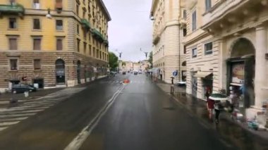 Yağmur sırasında İtalya 'nın boş sokakları, Roma' nın boş caddeleri