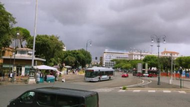 Roma 'da bulutlu, yağmurlu bir hava var. Roma 'da trafik vardı. İtalyan sokakları