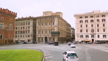 Roma sokaklarında arabayla bir yolculuk, Roma sokaklarında bir arabanın penceresinden manzara. Roma 'nın eski sokakları