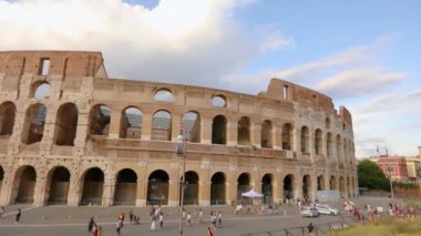 Roma 'daki Kolezyum cephesi, yazın güzel havalarda Roma Kolezyumu. Roma, İtalya 'daki Kolezyum