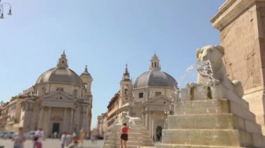 Piazza del Popolo 'daki Obelisk' in yanındaki çeşme. Santa Maria dei Miracoli Kilisesi