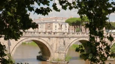 Ponte Sant Angelo Köprüsü, Roma, İtalya. Roma 'da Tiber nehri üzerindeki yaya köprüsü.