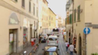 Roma 'da eski dar bir sokak. Roma 'da eski bir cadde. Roma 'da dar bir cadde boyunca park edilmiş arabalar