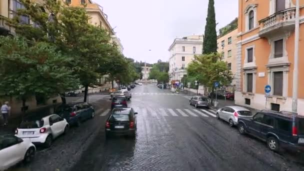 Fahren Sie durch die alten Straßen Roms. Straßen von Rom mit einem Autofenster. Leere Straßen in Italien — Stockvideo