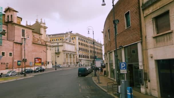 Ruas vazias da Itália, Roma. Dirija pelas ruas antigas de Roma. Ruas de Roma com uma janela de carro. — Vídeo de Stock