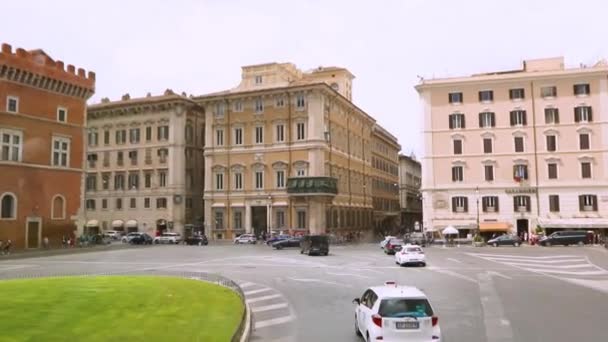 Utazás autóval Róma utcáin, Róma utcáin, kilátás az autó ablakából. Róma régi utcái — Stock videók