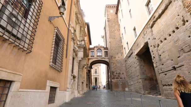 Roma 'da güzel dar bir cadde, evden eve bir köprü, Roma' daki evlerin arasında bir köprü.. — Stok video