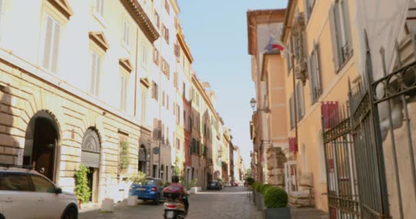 Vieja calle estrecha en Roma. Arquitectura de Roma. Hermosa calle vieja en Roma — Vídeos de Stock