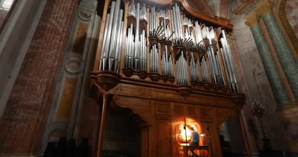 Un hombre toca un órgano de la iglesia, un órgano en una hermosa iglesia italiana — Vídeo de stock