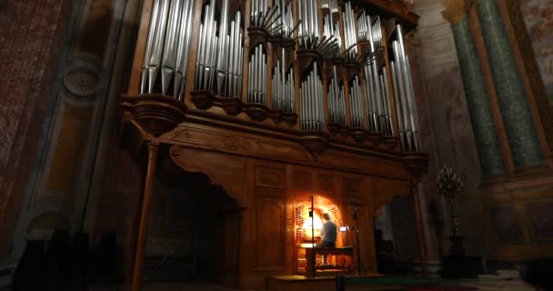 Een man bespeelt een kerkorgel, een orgel in een prachtige Italiaanse kerk — Stockvideo