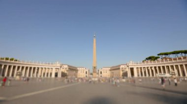 St. Peters Meydanı genel uçak planı. St. Peters Meydanı 'nda birçok insan meydanda yürür. İtalya, Roma,