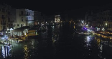 Gece büyük kanal, köprüden çerçeve. Venedik, İtalya