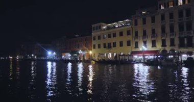 Venedik Kanalı 'nın gece görüntüsü. Venedik, İtalya. Geceleri Venedik