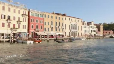 Venedik kanallarındaki bir tekneden görüntüler. Venedik kanallarında tekneler. Venedik Binası Dış Mekan, Venedik Tekne Gezisi