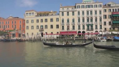 Venedik 'te büyük bir kanalda turistlerle Gondol. Güzel Büyük Kanal Venedik. Gondolcu turistleri Venedik, İtalya 'ya götürüyor. Romantik bir yer Venedik