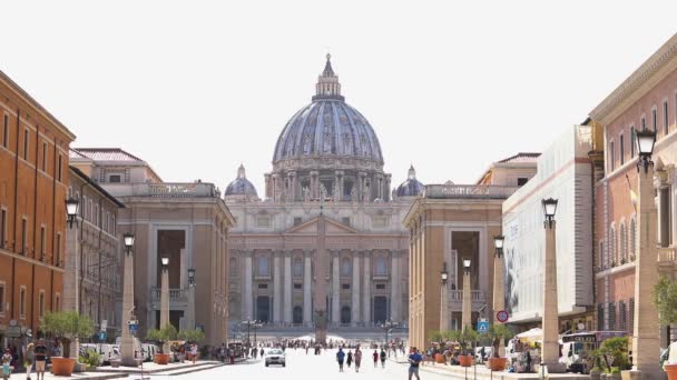 사람들은 성 베드로 대성당에 간다. 이탈리아, 로마, 바티칸에 있는 성 베드로 대성당으로 가는 거리 — 비디오
