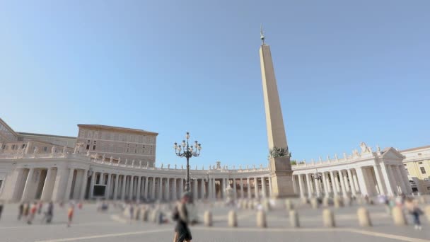 St. Peters Meydanı genel planı. St. Peters Meydanı 'nda birçok insan meydanda yürür. İtalya, Roma, — Stok video