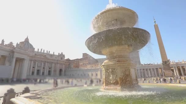 Fontanna na Placu Świętego Piotra. Włochy, Rzym. Fontanna w St. Peters Square slow motion — Wideo stockowe