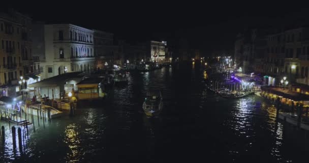 Gece büyük kanal, köprüden çerçeve. Venedik, İtalya — Stok video