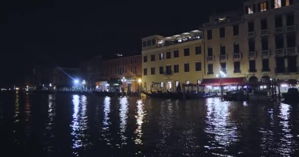 Nachtkastje van het kanaal van Venetië 's nachts. Venetië, Italië. Venetië 's nachts — Stockvideo