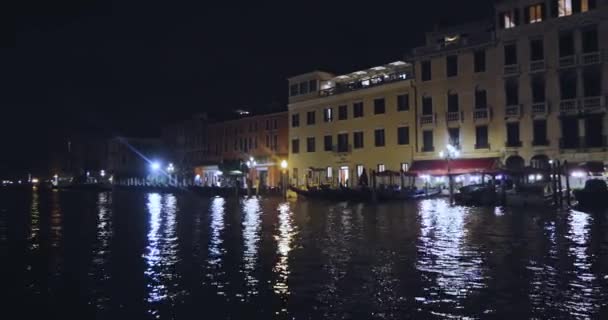 Bingkai malam kanal Venesia di malam hari. Venice, Italia. Venice di malam hari — Stok Video