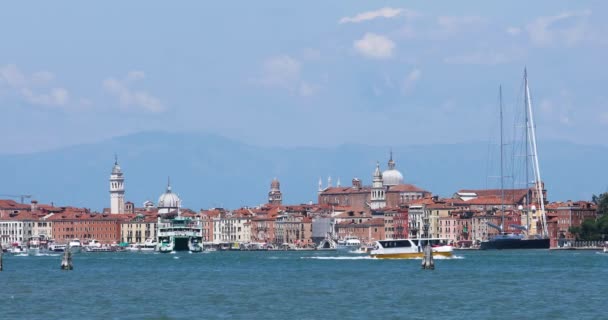 Veel boten in Venetië. Veerboot in het kanaal van Venetië. Water verkeer in Venetië — Stockvideo