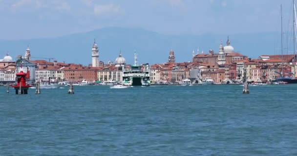 Veel boten in Venetië. Veerboot in het kanaal van Venetië. Water verkeer in Venetië — Stockvideo