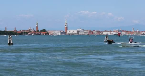 Wiele łodzi w kanale Wenecji, Campanile di San Marco i Palazzo Ducale w tle. Prom w kanale Weneckim. Ruch wodny w Wenecji — Wideo stockowe