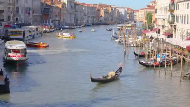 Waterverkeer in het Canal Grande, Venetië, Italië. Boten in het Canal Grande, Venetië — Stockvideo