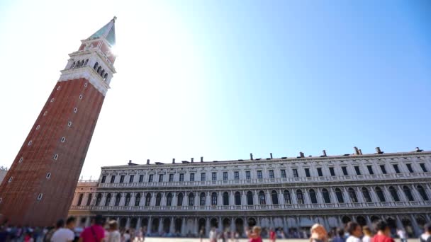 Touristen auf dem Markusplatz in Venedig. Campanile Piazza San Marco, Piazza San Marco, Venedig, Italien. — Stockvideo