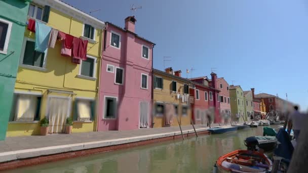 Isla de Burano, coloridas casas en la isla de Burano. Venecia, Italia — Vídeo de stock