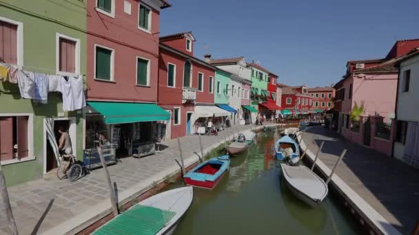 Wenecja, wyspa Bruno. Kolorowe domy wzdłuż kanałów wyspy Bruno — Wideo stockowe