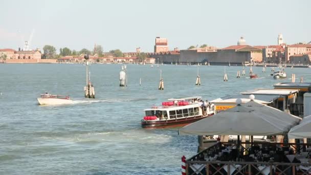 Veel boten in Venetië. Water verkeer in Venetië — Stockvideo