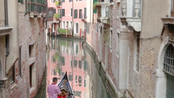 Γόνδολα με τουρίστες σε ένα όμορφο στενό κανάλι στη Βενετία. Όμορφο καμπαναριό. Gondolier οδηγεί τουρίστες Βενετία, Ιταλία. Ρομαντικό μέρος Βενετία — Αρχείο Βίντεο