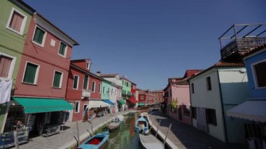 Venedik, Bruno Adası. Bruno Adası kanalları boyunca renkli evler