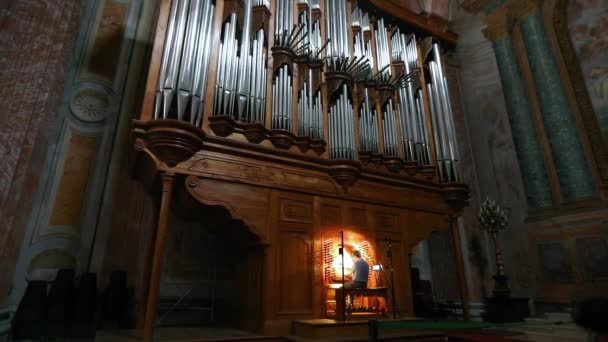 Prachtig orgel in de italiaanse kerk die het orgel bespeelt — Stockvideo