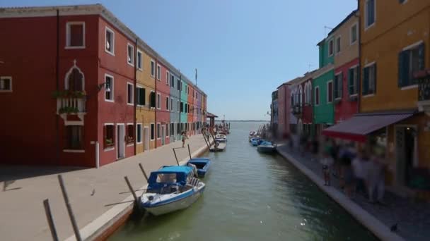 Venecia, Isla Bruno. Casas coloridas a lo largo de los canales de la isla Bruno — Vídeo de stock
