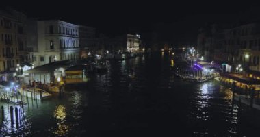Büyük Kanal 'ın gece çekimi, Venedik, İtalya. Gemi gece Venedik 'teki Büyük Kanal boyunca gidiyor.,