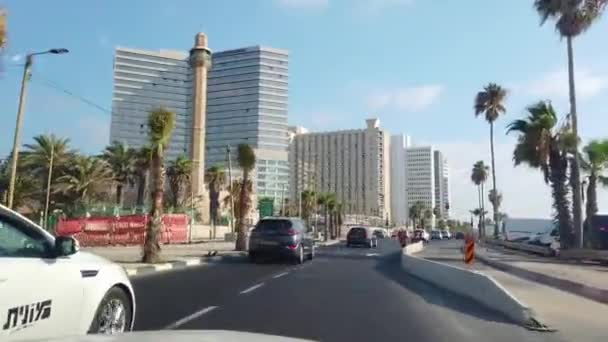 Cesta autem v Tel Avivu, auto jede na silnici v Tel Avivu, silnice na pobřeží moře v Tel Avivu — Stock video